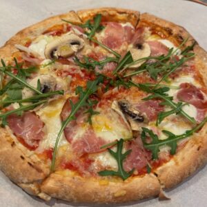 Italiensk pizza med Spekeskinke